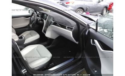 Tesla Model S (2015)