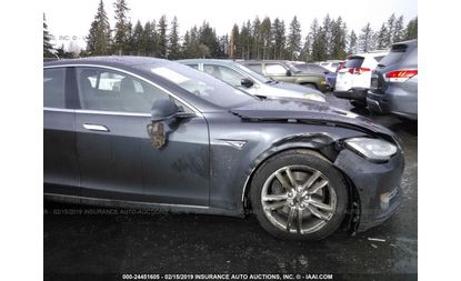 Tesla Model S (2015)