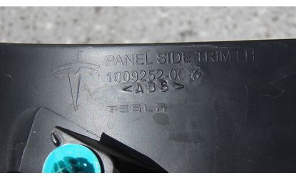 Накладка крышки багажника левая (1009252-00-C)