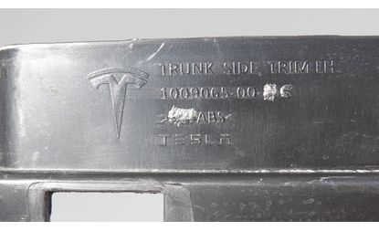 Облицовка багажника левая задняя (1009065-00-G)