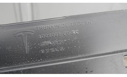 Облицовка багажника правая задняя (1009066-00-C)