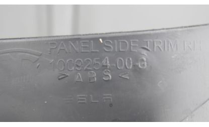 Накладка крышки багажника правая (1009254-00-G)